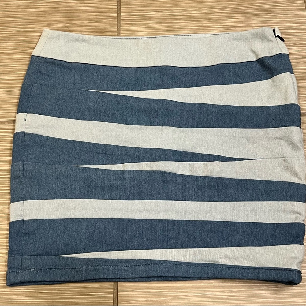 Tommy Blue Jean Patterned Denim Skirt Womens Size 0 - Picture 2 of 6